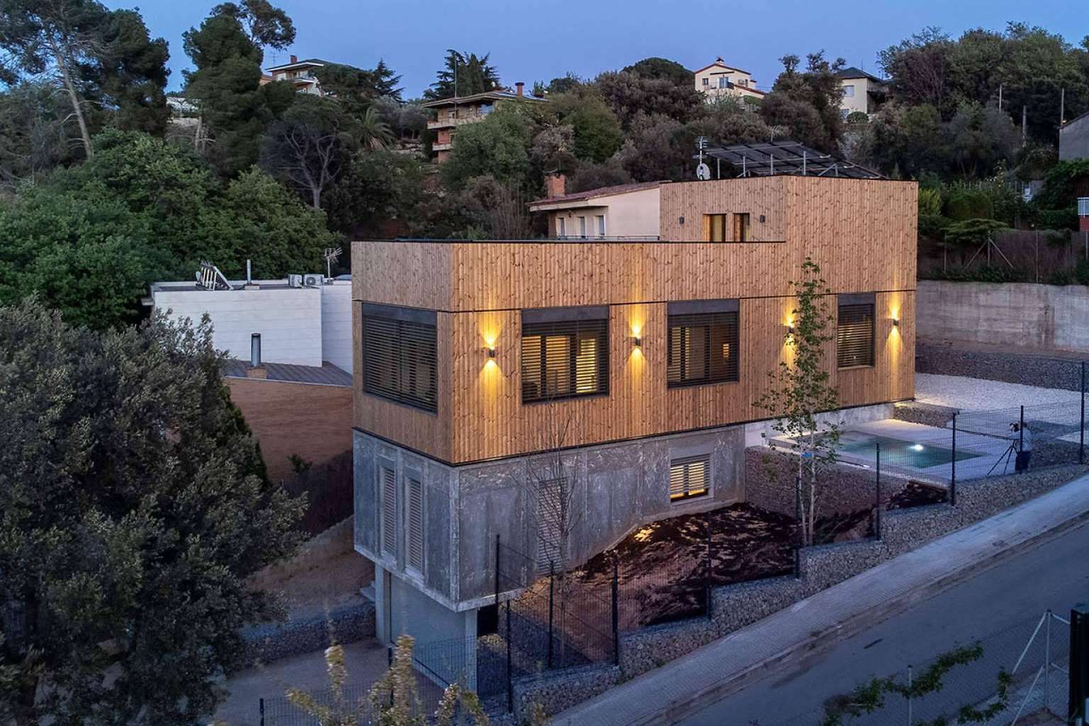 Tres casas que se mantuvieron encendidas durante el apagón eléctrico en la Península Ibérica