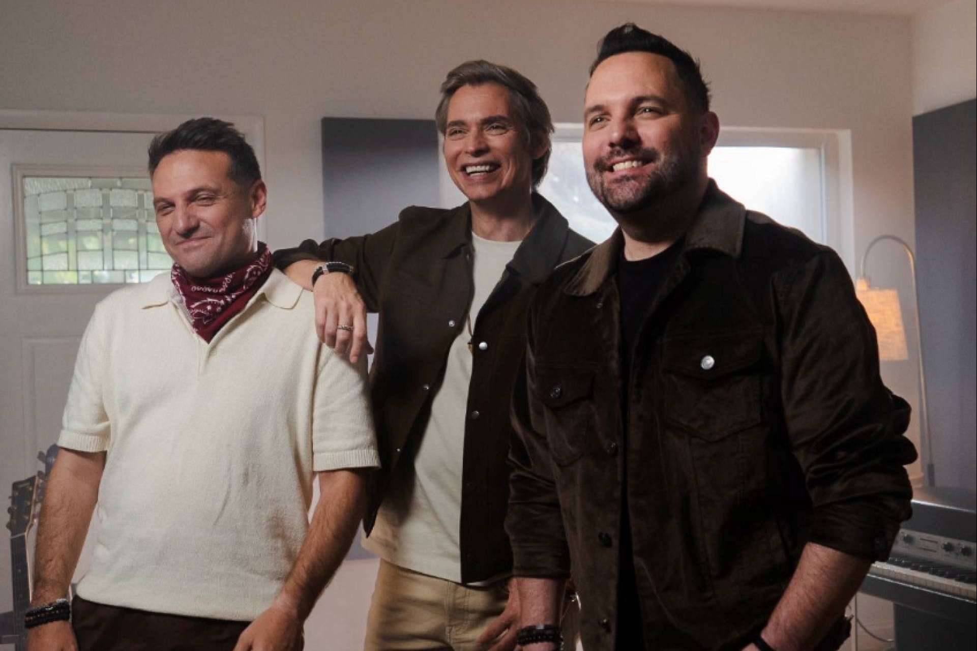 SanLuis y Carlos Baute encienden la pista con una vibrante versión salsa de 'Hay Fuego'