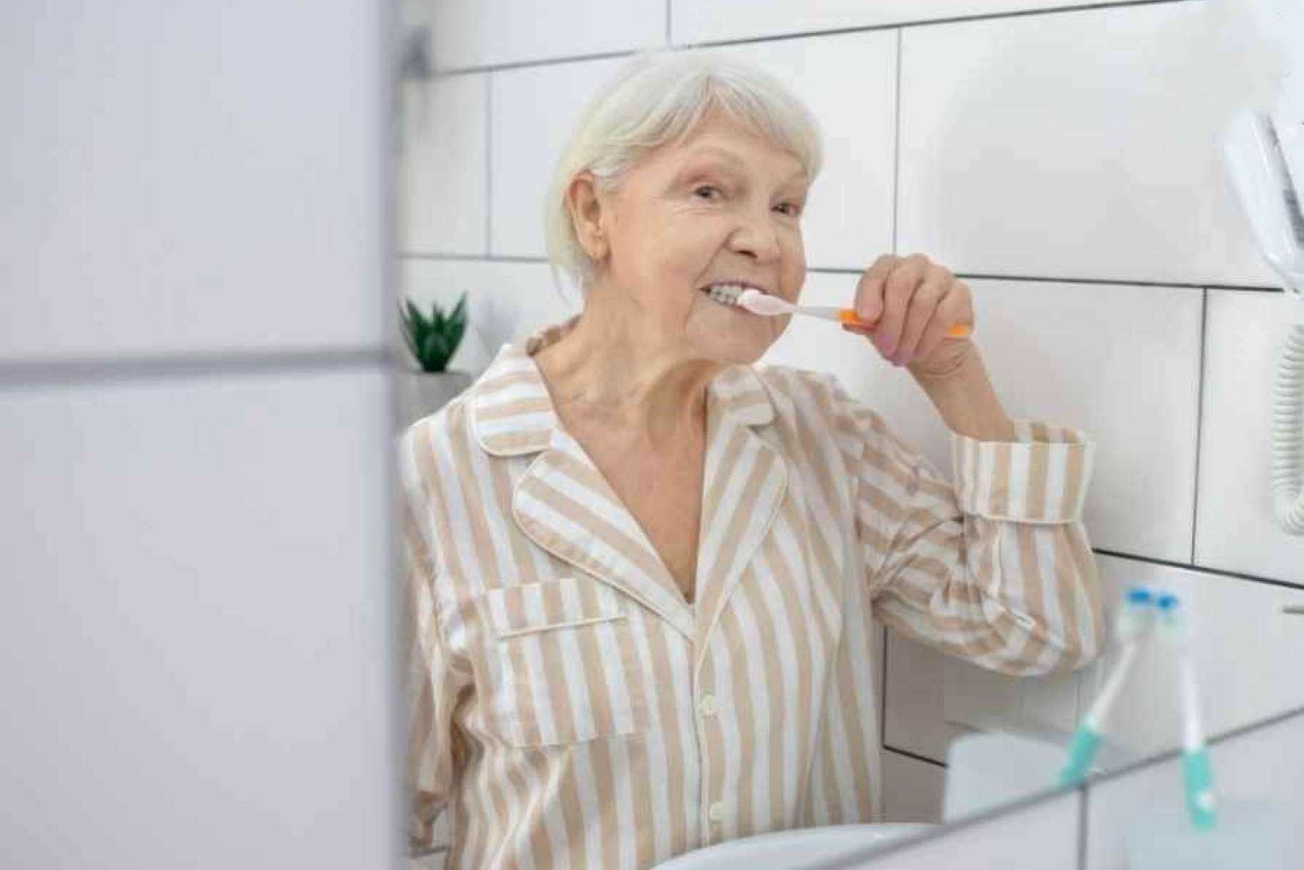 Salud Bucodental en la Tercera Edad; Desafíos y soluciones para mantener una sonrisa sana con el paso del tiempo