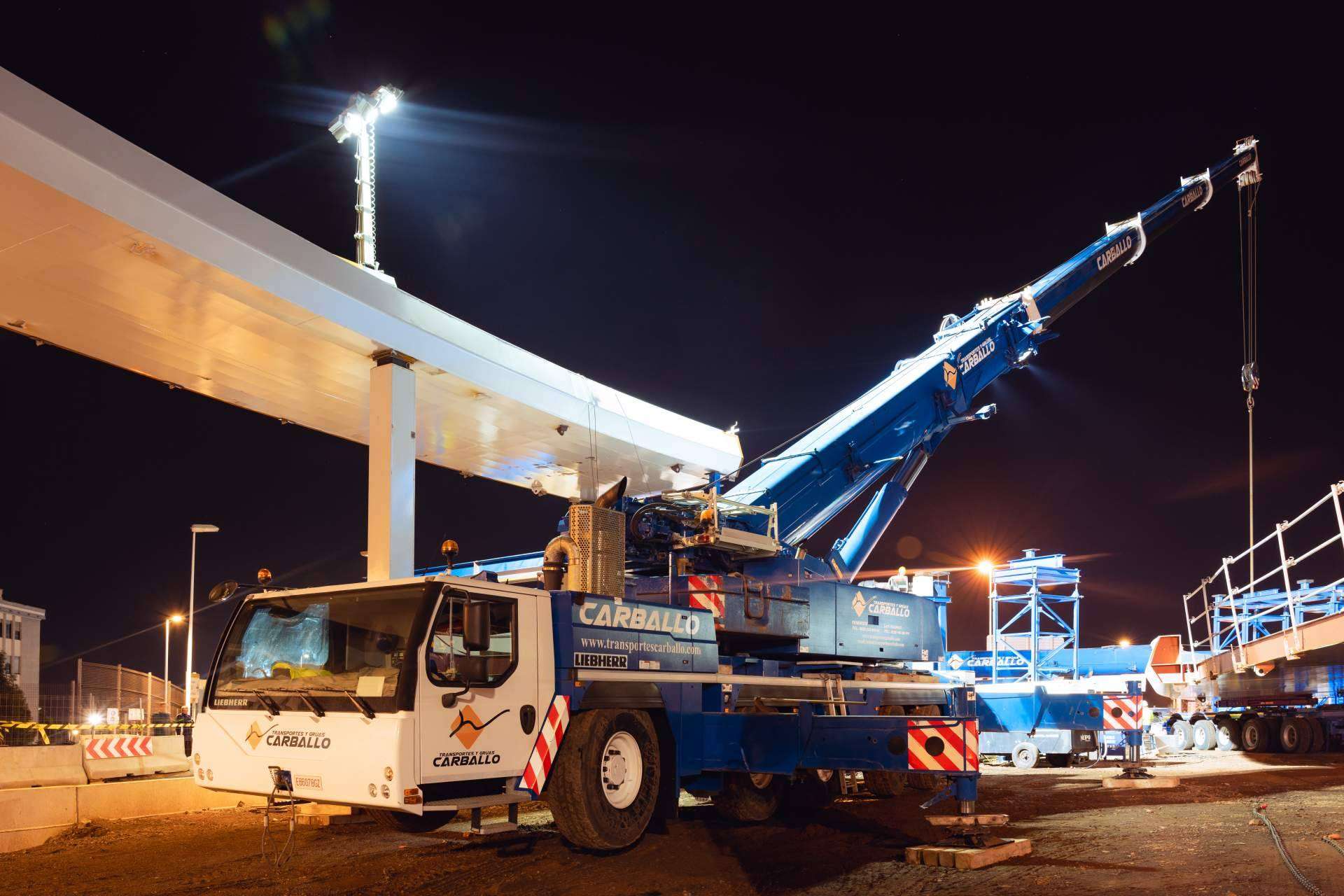 Transportes y Grúas Carballo ejecuta con éxito el montaje de grandes estructuras metálicas en el Anillo del Padre Anchieta