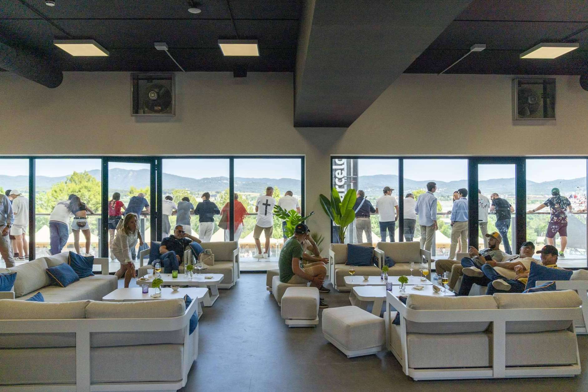 Defora Home vistió con diseño mediterráneo el exclusivo Pit Lane Lounge de la Fórmula 1 en Montmeló