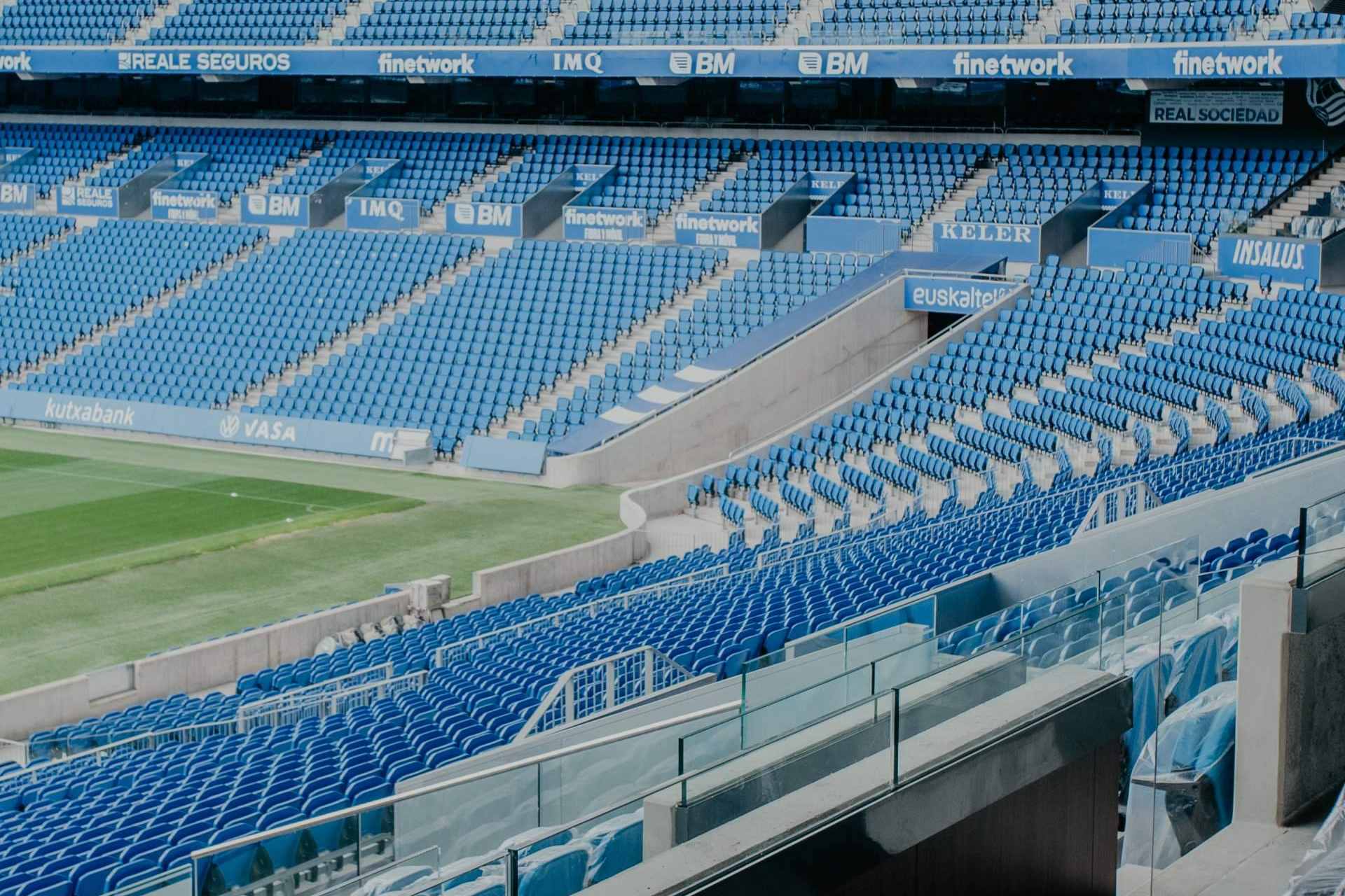 España se llena de 'turistas futboleros'; más de 15.000 visitas a estadios en lo que va de verano