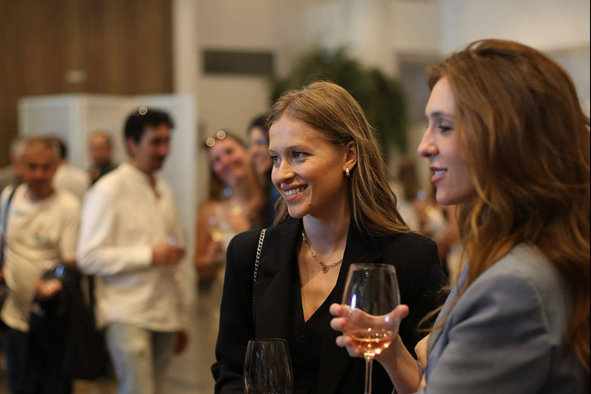 Hosteleros de toda Galicia se dan cita en INVINO 2025, el showroom organizado por Difersa & Prima Vinia