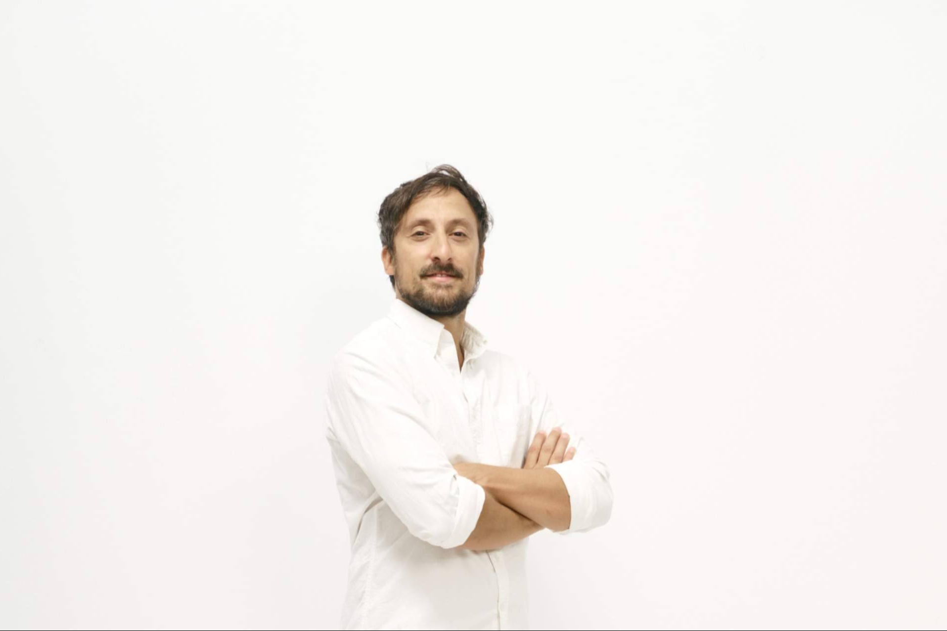 Gonzalo Esnaola presenta su nueva obra; ´Vivir afuera o dentro. La sinfonía de los sentimientos; un viaje emocional´