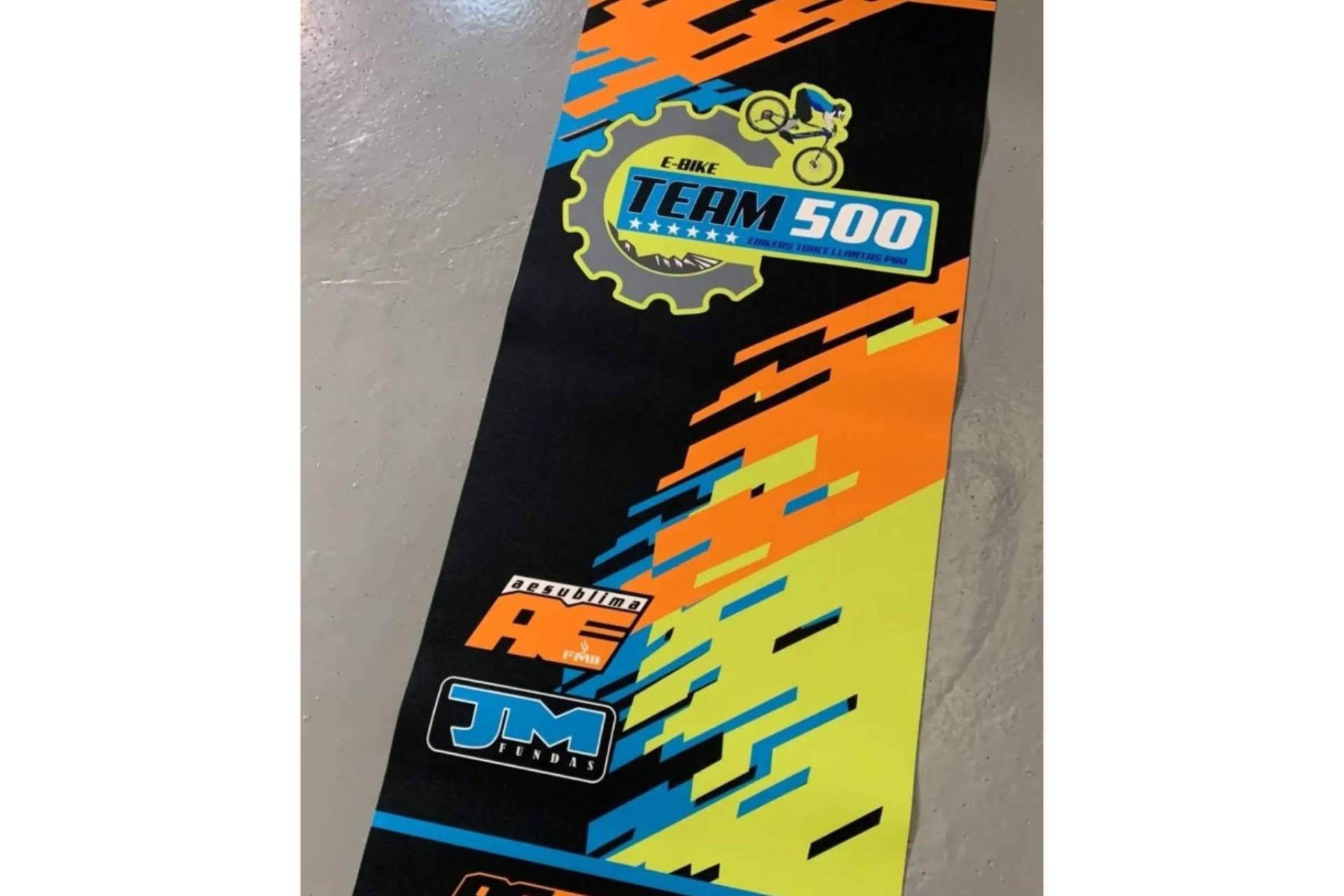 Adhesivosembarrados apuesta por alfombras de moto y quad personalizadas, listas para destacar en cualquier paddock