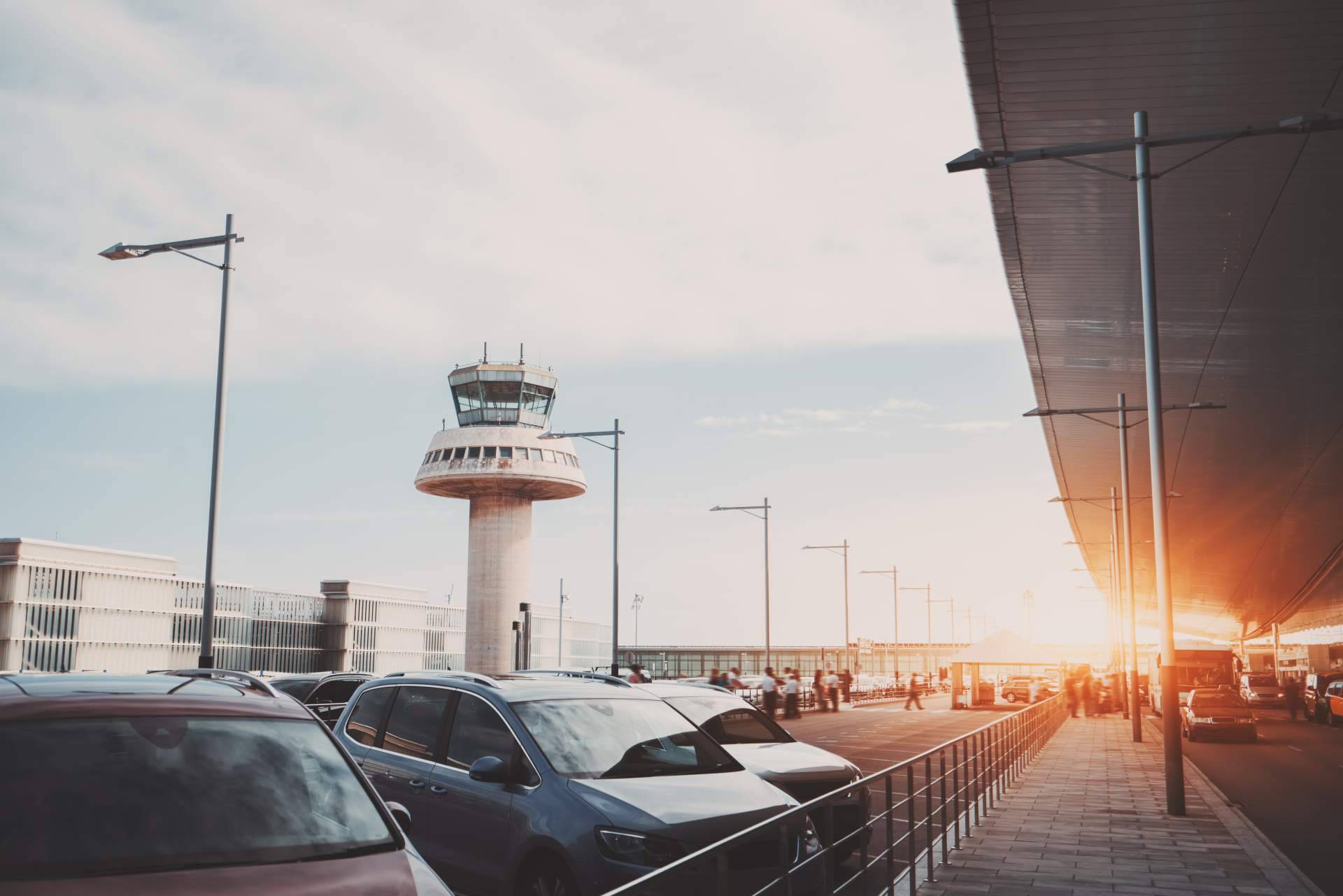 Viajeros eligen parking aeropuerto Alicante por seguridad y servicio directo a la terminal