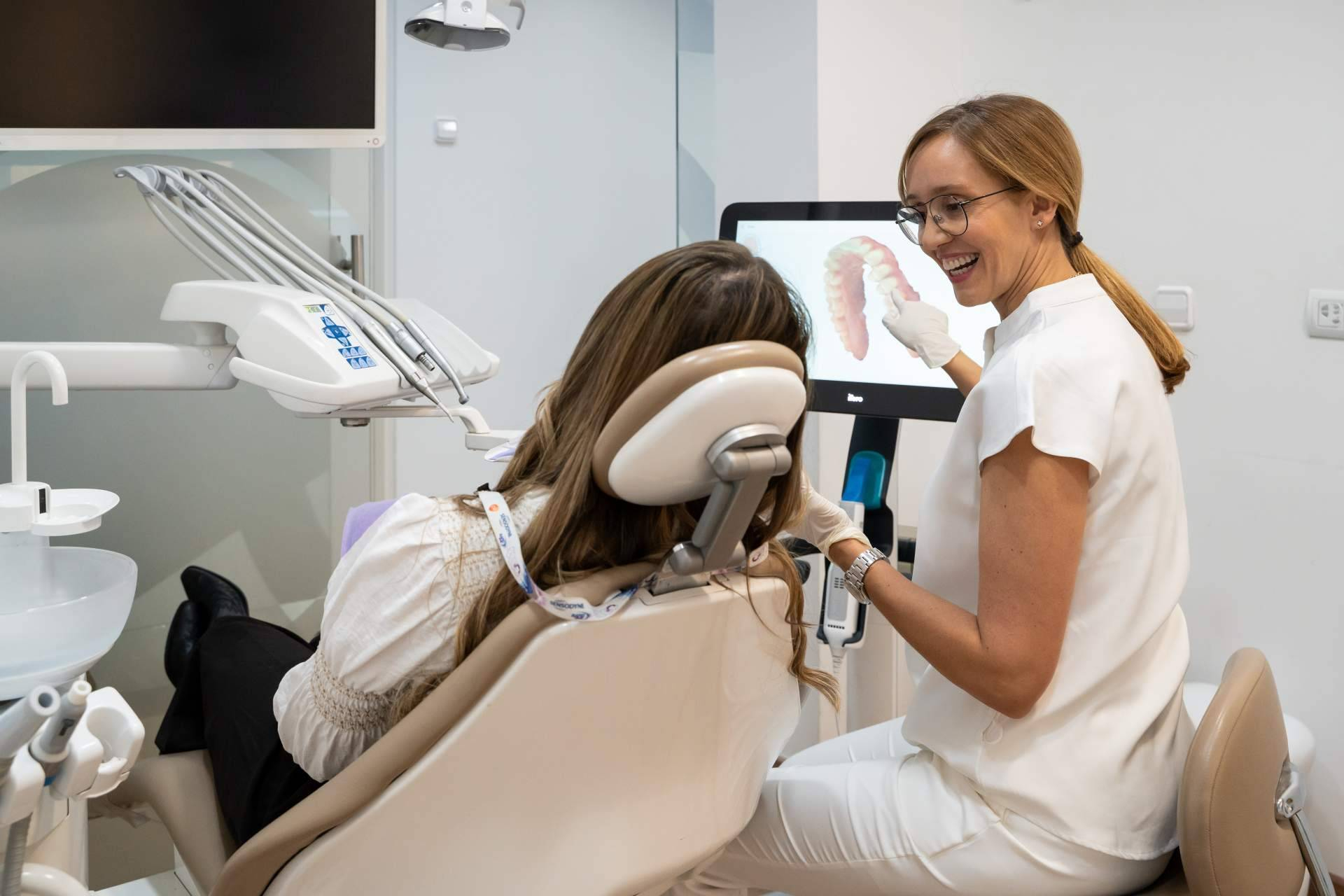 Carillas dentales personalizadas y diseño digital marcan tendencia en odontología