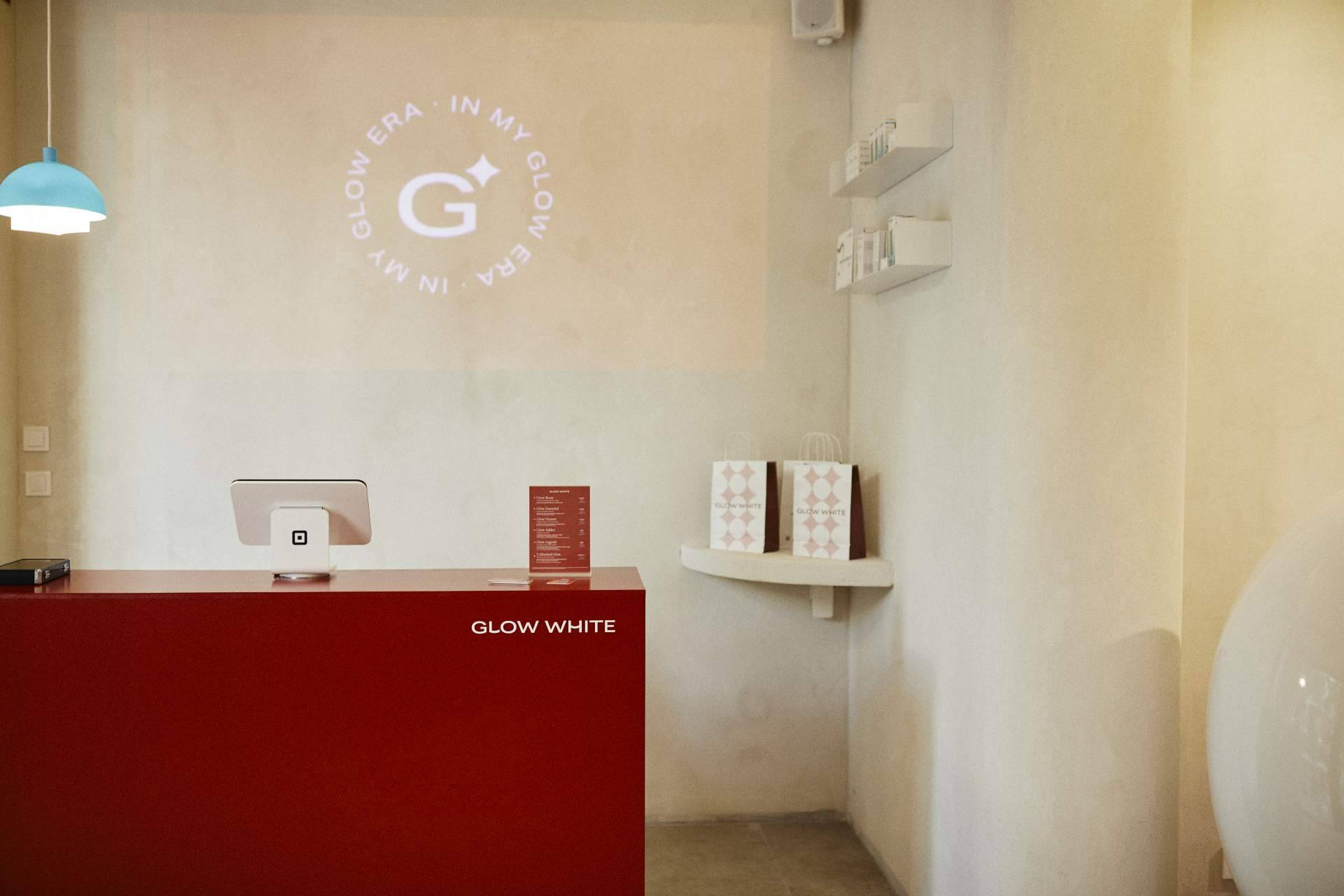 Glow White abre en Barcelona su primer estudio especializado en blanqueamientos dentales indoloros