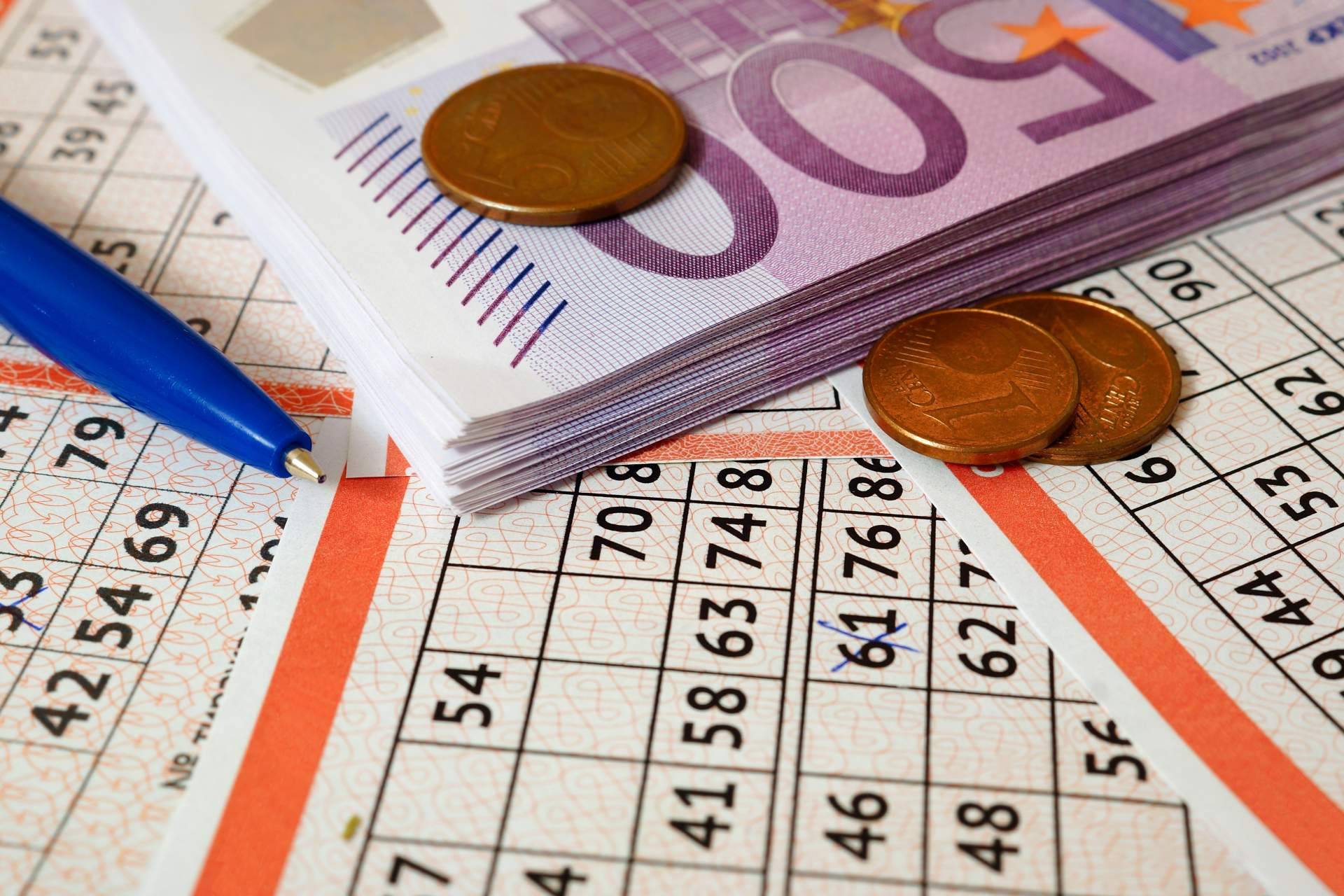 Cobro de premios en la lotería; límites legales, caducidad y gestión de apuestas online