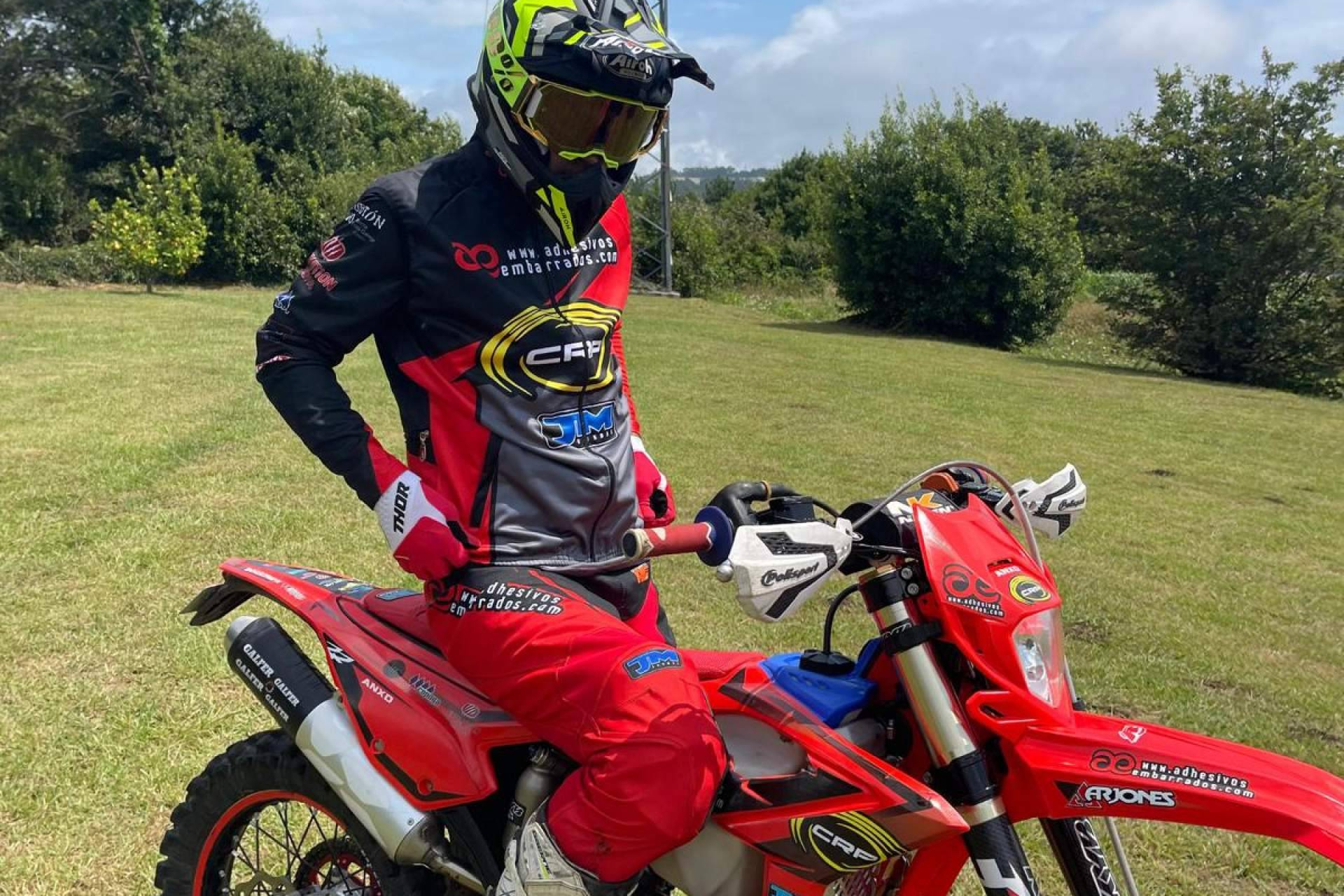 ADHESIVOSEMBARRADOS amplía su catálogo de adhesivos personalizados para motos y accesorios de motocross y off-road