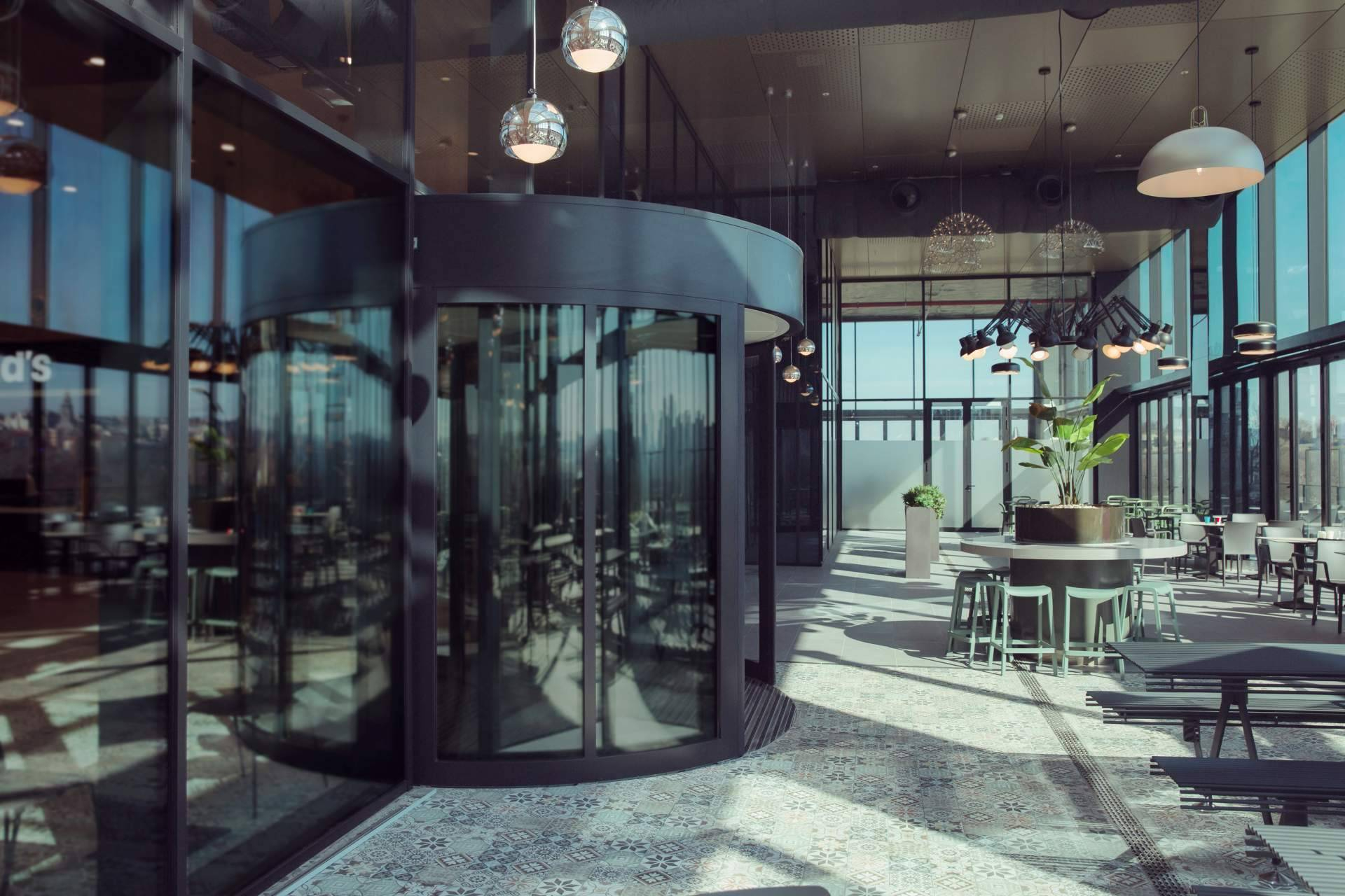 Puertas giratorias ASSA ABLOY; soluciones de acceso que combinan seguridad, confort y eficiencia energética