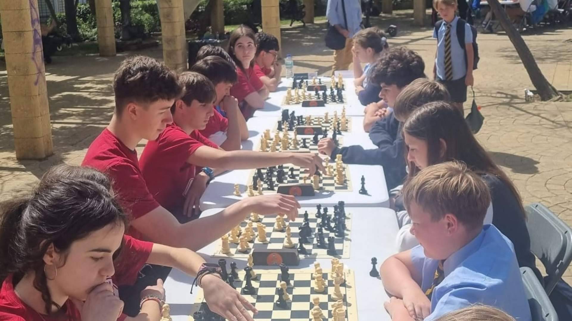 El XII Interescolar de Ajedrez llena el Parque del Calvario de jóvenes jugadores