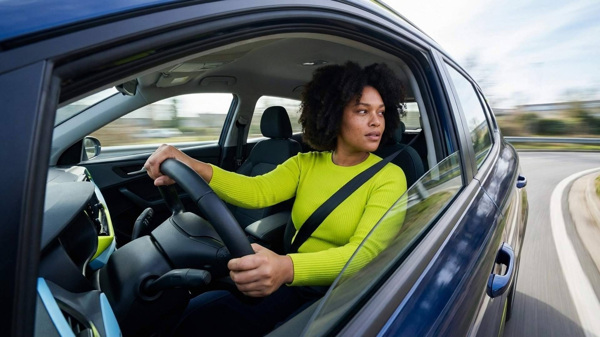 Casi la mitad de los españoles ya contratan su seguro de coche de forma digital según un estudio de Allianz Direct