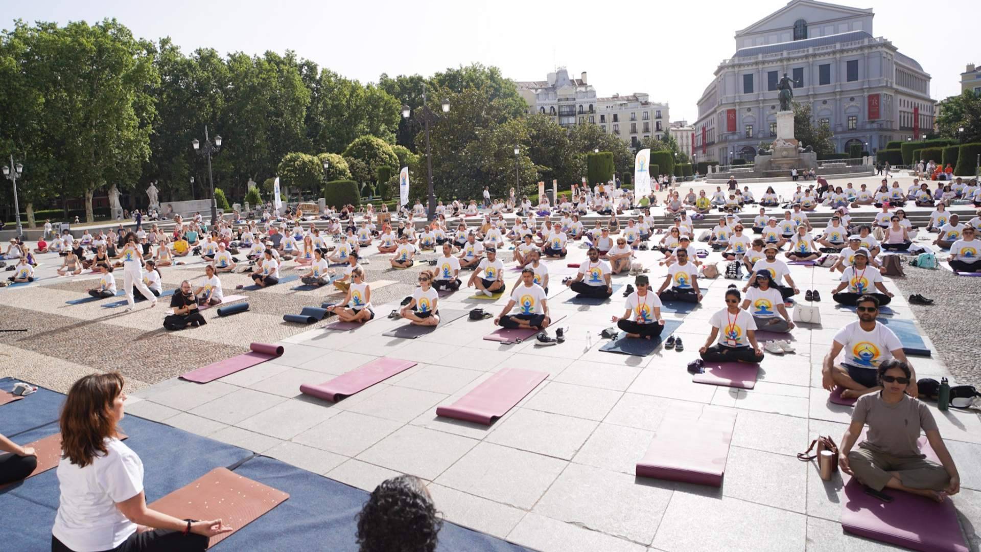 Cerca de mil personas han participado en el Día Internacional del Yoga organizado por la Embajada de la India en Madrid