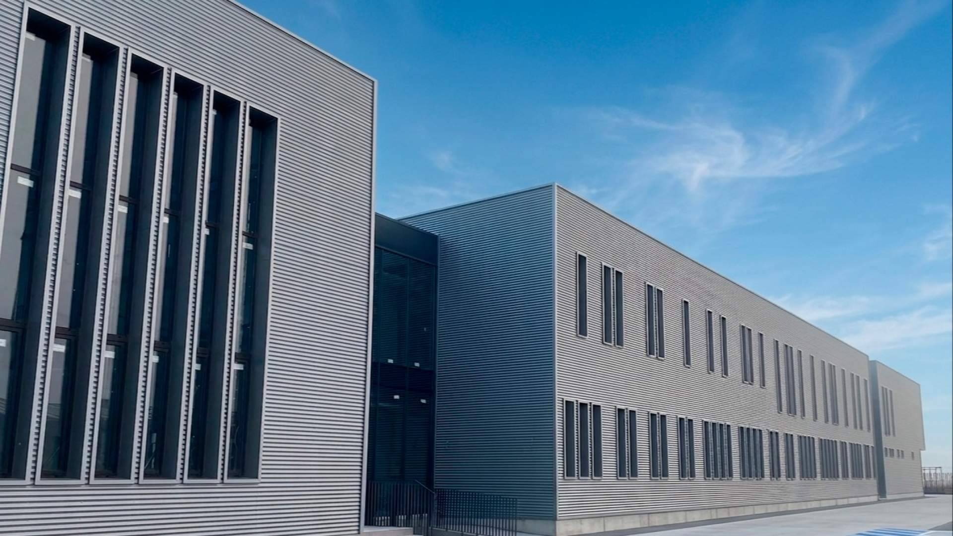 Estética y funcionalidad en la envolvente, el reto de proyectar los cerramientos de las naves industriales