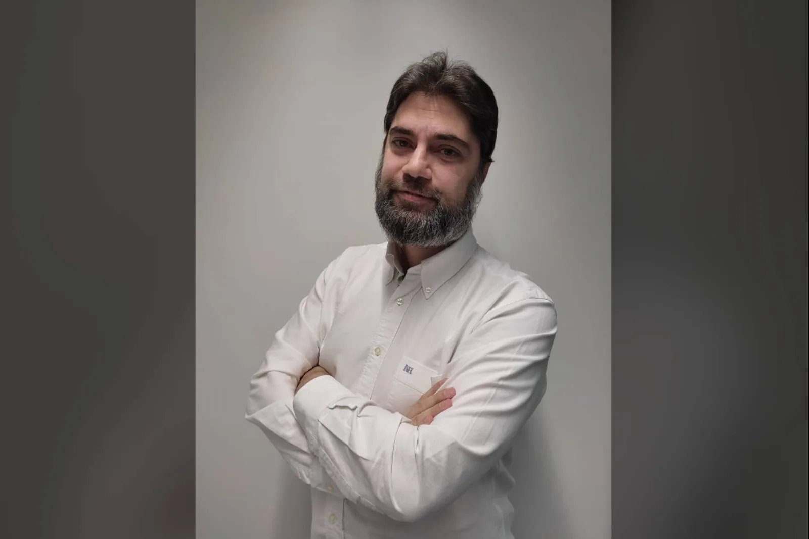 Julio César Sánchez debuta con un thriller oscuro que mezcla suspense, horror y fantasía en En el infierno también se fuma