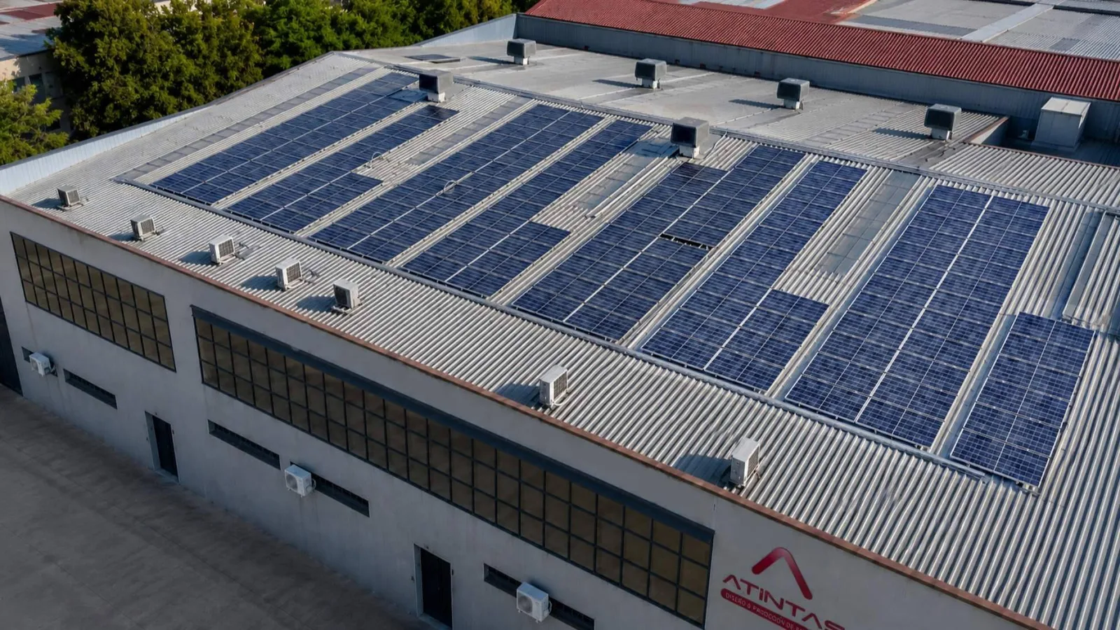 Atintas convierte la energía renovable en estándar de fabricación de PLV en España